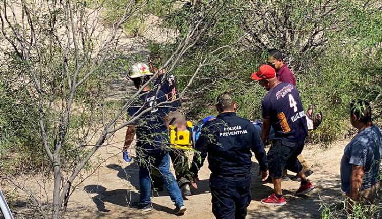 Hombre herido rescatado por paramédicos en camilla sobre libramiento Roldán