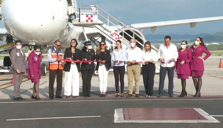 Personal del Aeropuerto de La Paz y AIFA inaugurando nueva ruta