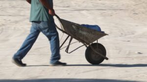 Los vecinos deben acarrear agua de otros lugares
