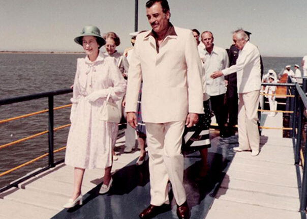 La reina Isabel II arribando al muelle en el malecón de La Paz en 1983