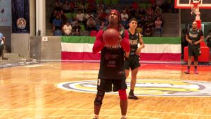 Cairo Brown en un tiro libre