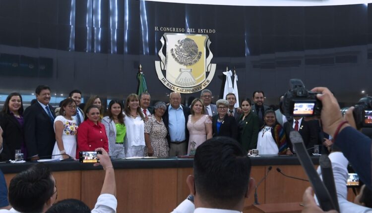 Víctor Castro Cosío y legisladores en el H. Congreso del Estado de Baja California Sur