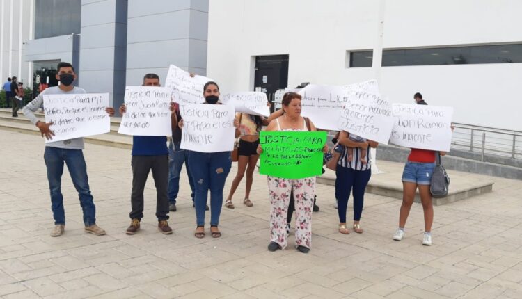 Un grupo personas se manifestó en la explanada de la PGJE buscando justicia para Juan "N"