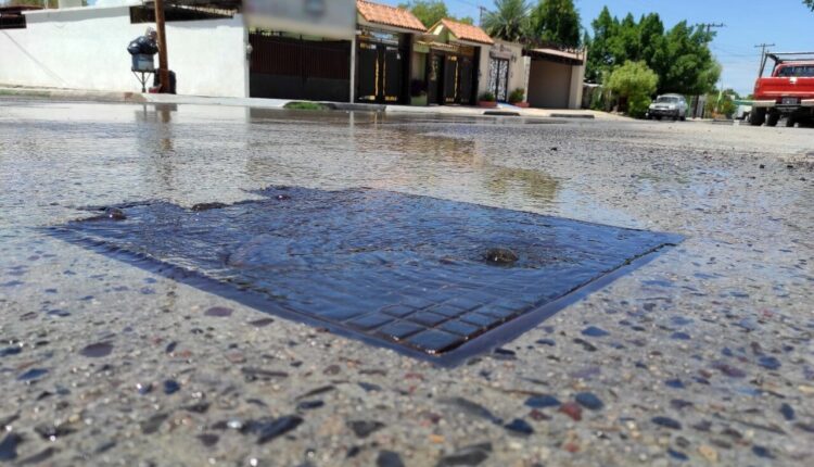 Fuga de agua en calle Ocampo