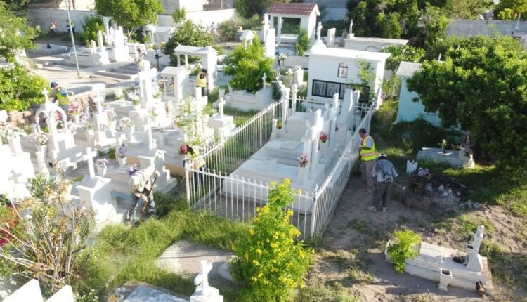 Jornada de limpieza en los panteones de La Paz