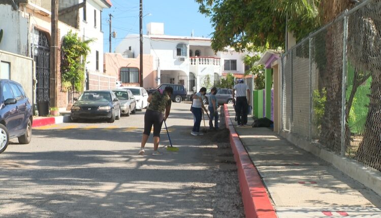 maestros limpiando calles