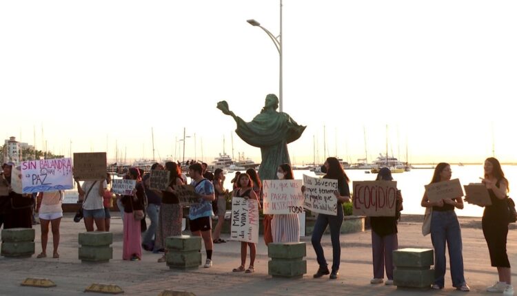 Los manifestantes se reunieron en el malecón de La Paz