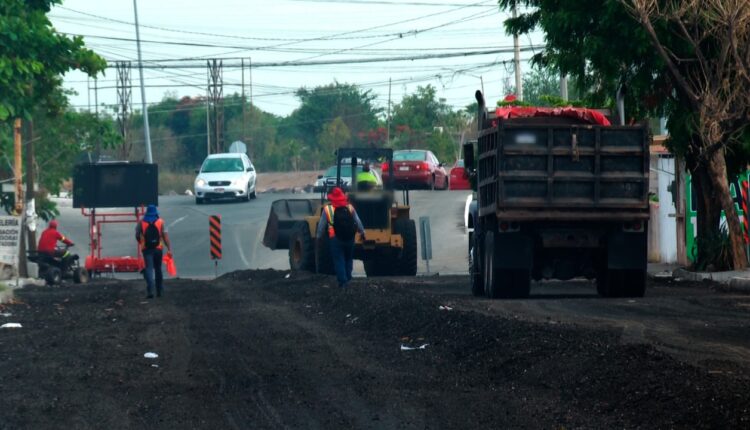 Maquinaria realizando trabajos de pavimentación en las calles de La Paz