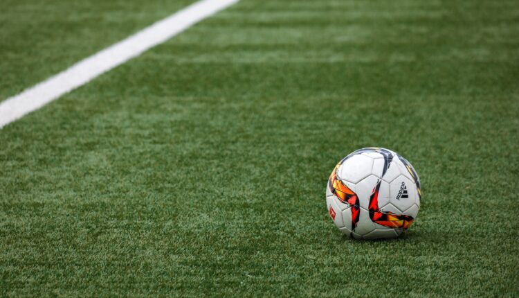 Balón en centro de cancha de fútbol