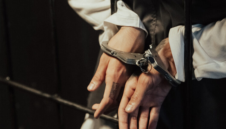 Hombre esposado en cárcel