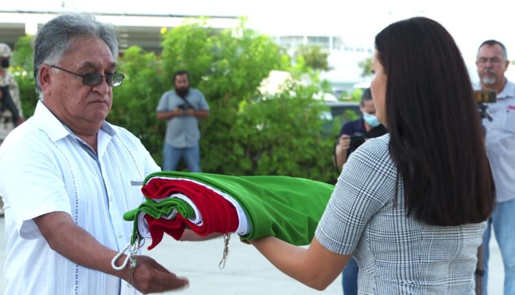 Milena Quiroga Romero en la ceremonia de incineración y reposición de la bandera nacional