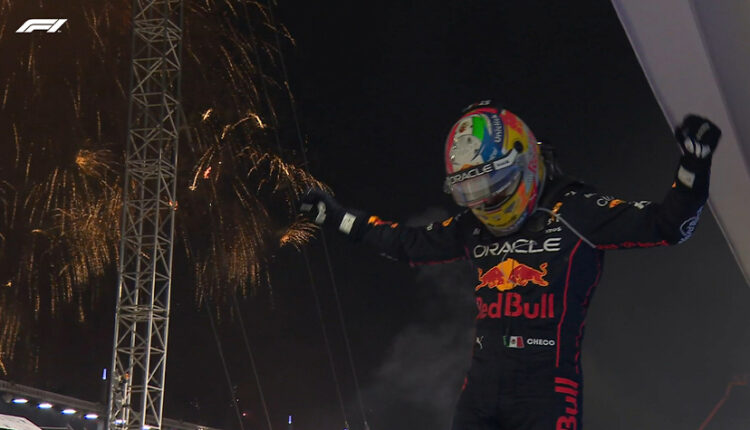 Checo Pérez celebrando su victoria en el GP Sinfapur