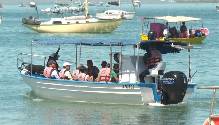 Embarcación con turistas