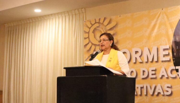 María Luisa Ojeda González dando informe