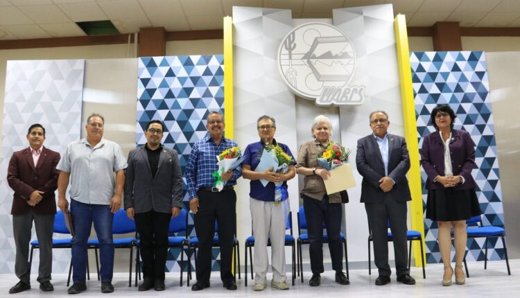Maestros jubilados de la UABCS recibiendo reconocimiento.