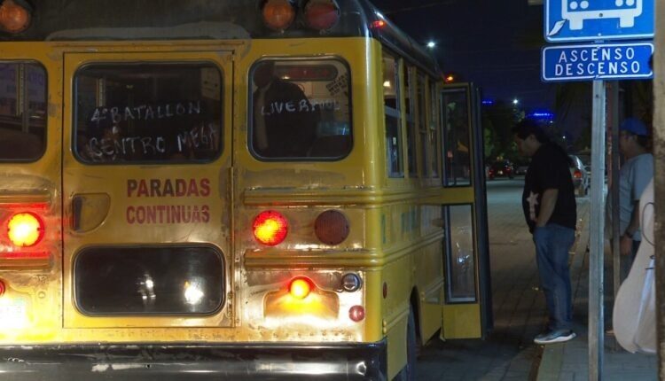 Personas subiendo al transporte público por la noche en La Paz