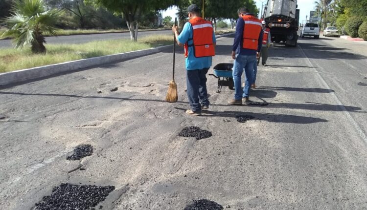 Personal de SEPUIMM realizando programa de bacheo