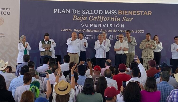 AMLO junto al gobernador de Baja California Sur, Víctor Castro Cosío