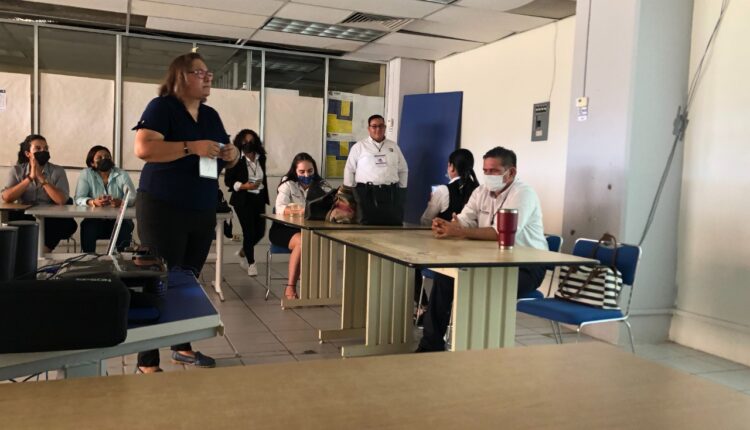 Personal de la Universidad Autónoma de Baja California Sur recibiendo capacitación por parte del Archivo Histórico Pablo L. Martínez