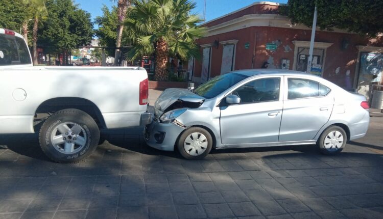 carro impactado en camioneta