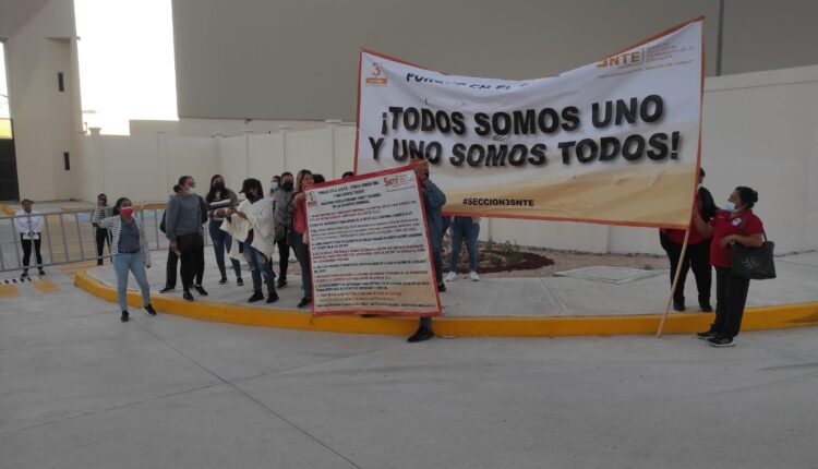 docentes manifestandose afuera de la mañanera de AMLO en la paz