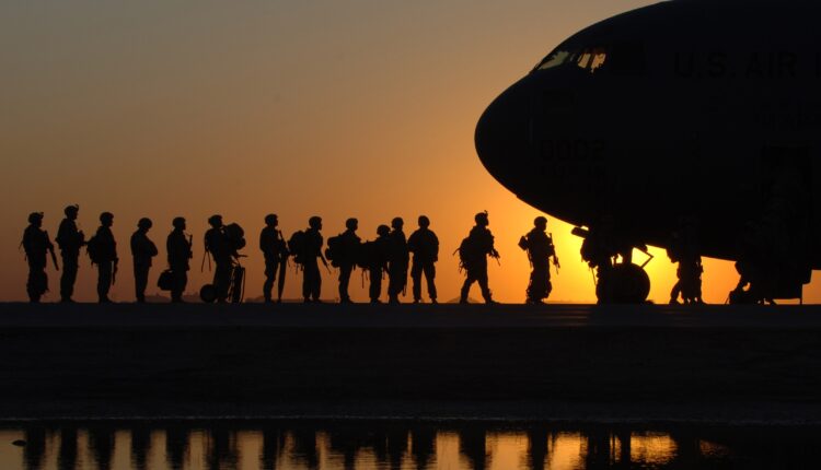 Militares abordando un avión