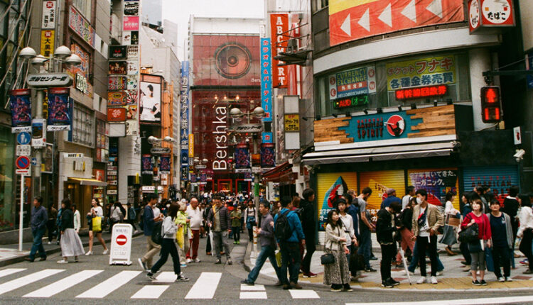 Personas caminando en Tokio, Japón