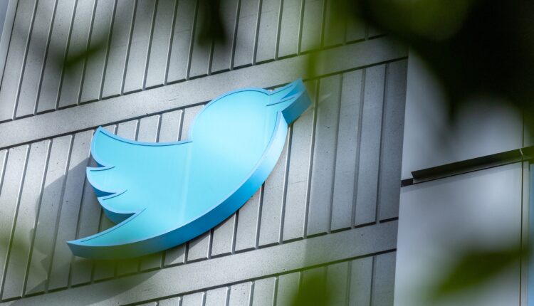 El logotipo de Twitter se ve en un letrero en el exterior de la sede de Twitter en San Francisco, California.