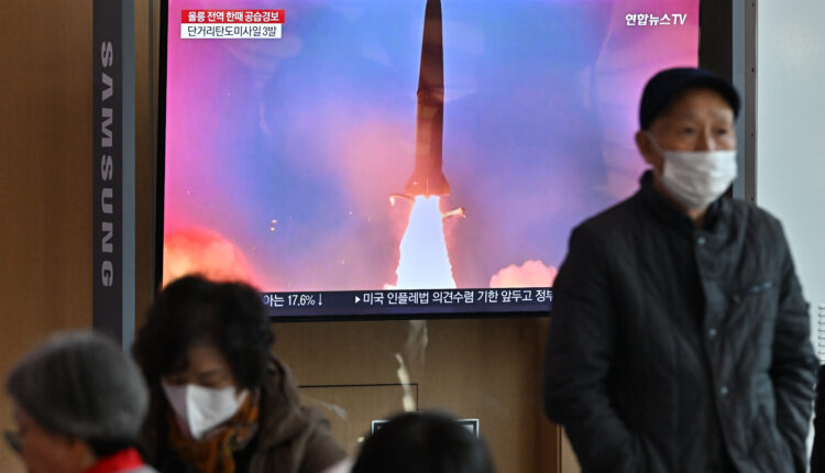 La gente mira una pantalla de televisión que muestra una transmisión de noticias con imágenes de archivo de una prueba de misiles de Corea del Norte, en una estación de ferrocarril en Seúl el 2 de noviembre de 2022.