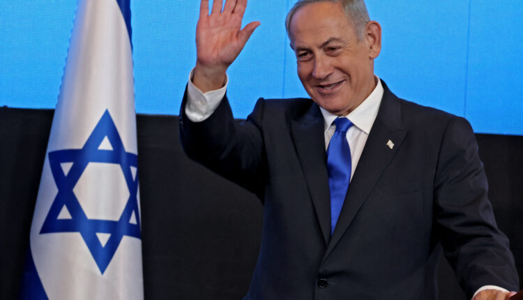 El ex primer ministro de Israel y líder del partido Likud, Benjamin Netanyahu, se dirige a sus partidarios en la sede de la campaña en Jerusalén a principios del 2 de noviembre de 2022, después del final de la votación para las elecciones nacionales.