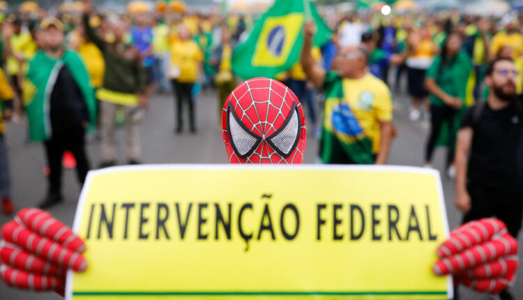 Un partidario del presidente brasileño Jair Bolsonaro usa un disfraz de Spider-Man mientras participa en una protesta para pedir la intervención federal fuera del cuartel general del Ejército en Brasilia.