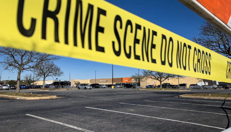Walmart acordonado tras tiroteo.