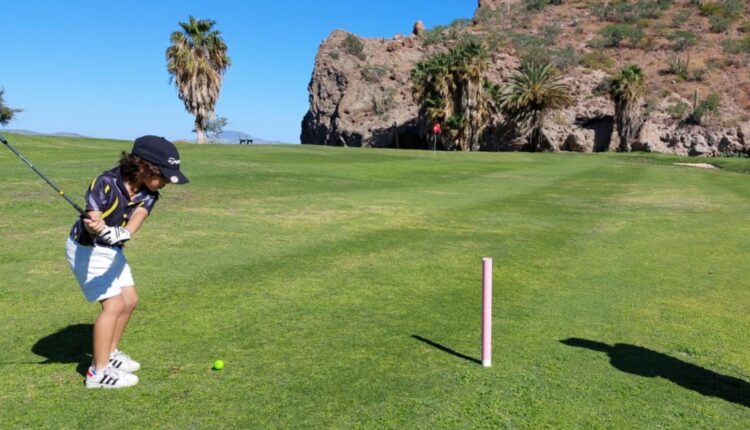 Niño practicando golf en competencia infantil