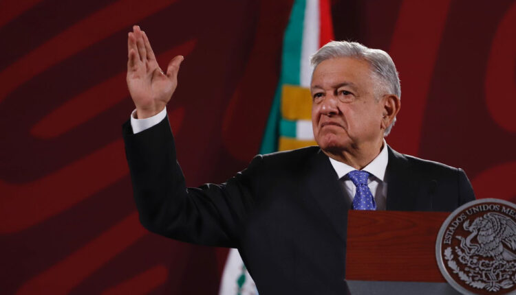 AMLO en mañanera hablando de marcha