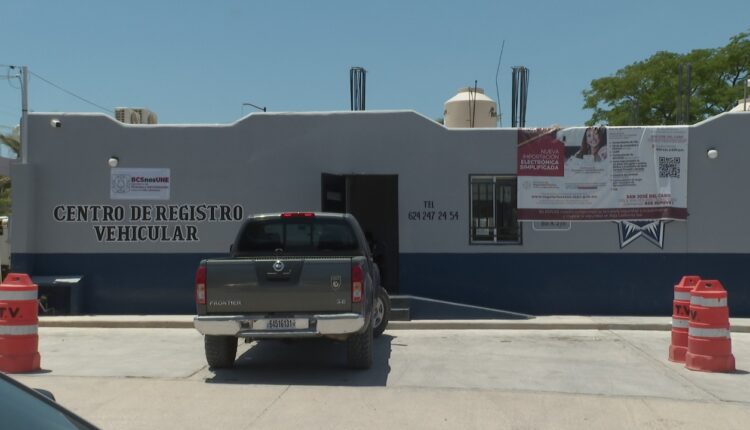Entrada a las oficinas del Centro de registro vehicular