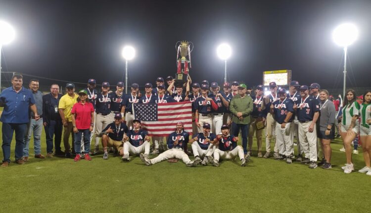 Equipo de béisbol de Estados Unidos levantando la copa del panamericano u-18