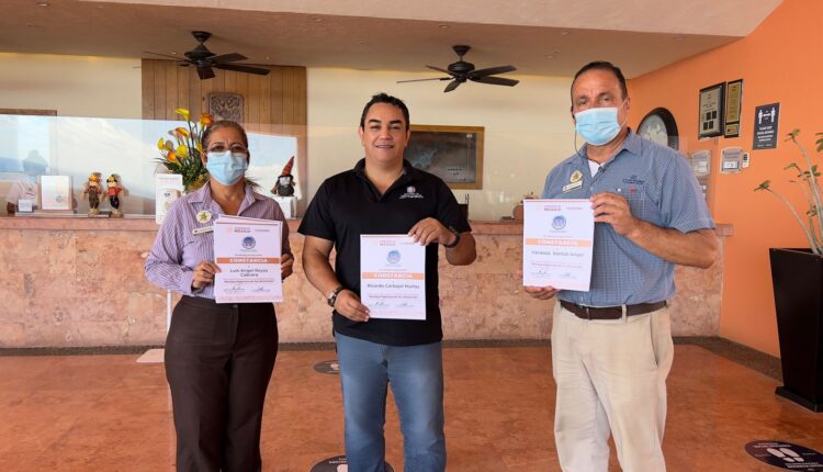 Entrega de 58 constancias de “Distintivo H” al personal que se certificó en el manejo de alimentos y bebidas al “Club Regina Los Cabos” por parte de SETUE