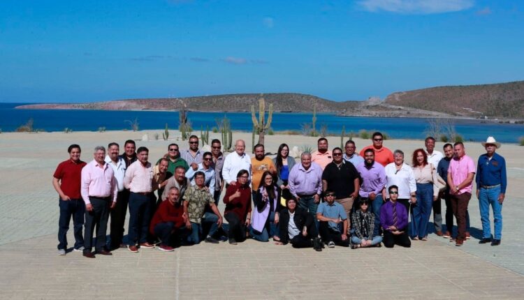 Gobernador Víctor Castro Cosío, junto a los integrantes de la Orquesta Sinfónica del Gobierno del Estado de Baja California Sur