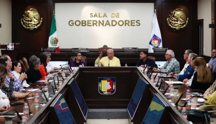 Gobernador de Baja California Sur, Víctor Manuel Castro Cosío en reunión con servidores públicos del gabinete legal y ampliado