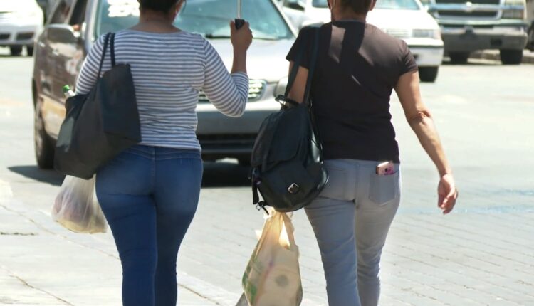 Mujeres caminando en calles de La Paz