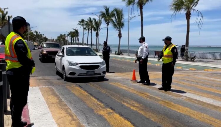 Policías de La Paz en operativo con coches