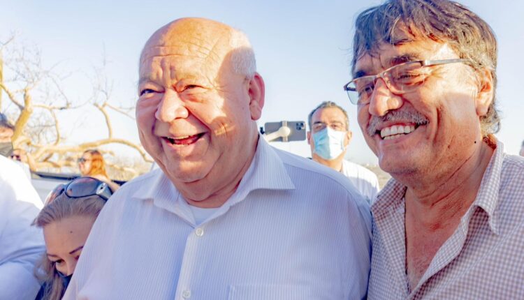 Leggs y Víctor Castro juntos sonriendo