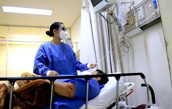 Personal de salud atendiendo a enfermo de Covid-19 en hospital