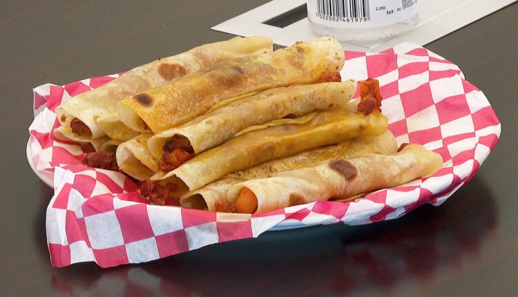 Tacos de chorizo hechos con tortilla de harina en un restaurante de La Paz