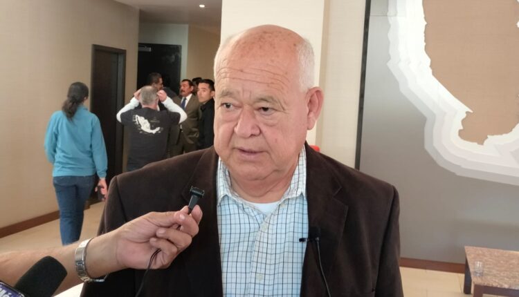 Víctor Manuel Castro Cosío dando declaraciones