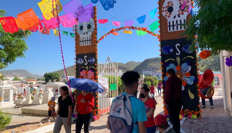 Entrada al Panteón Jardines del Recuerdo este 2 de noviembre de 2022.