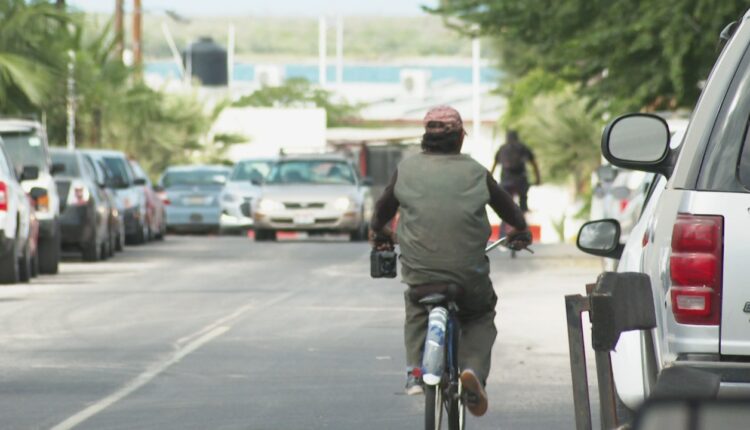 Hombre andando en bicicleta por la ciclovía en La Paz.