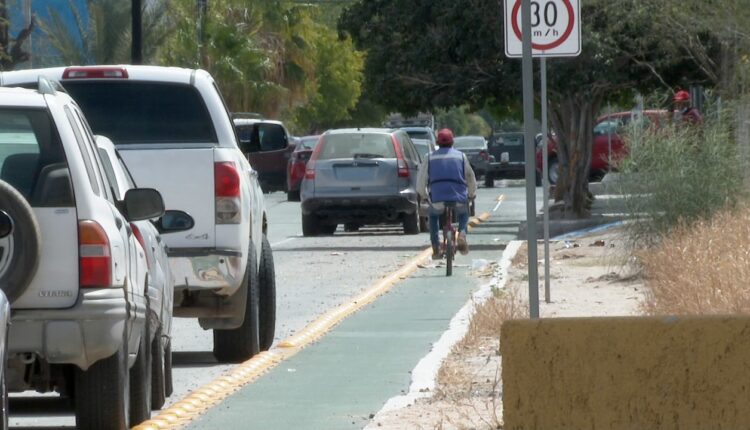 Señor andando en bicicleta por la ciclovía de La Paz