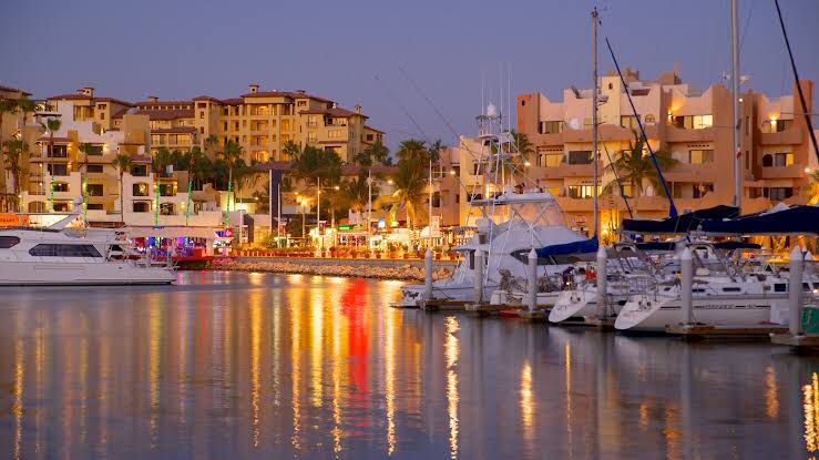 Yates en zona de la Marina en Cabo San Lucas