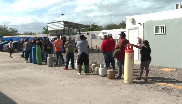 Habitantes de la ciudad en espera de recargar gas LP